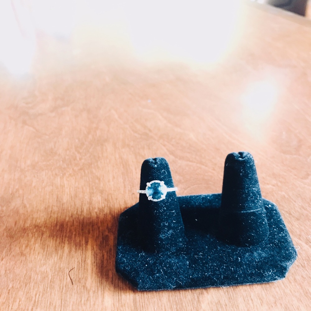 Rare London topaz blue & diamond 💍 10k white gold